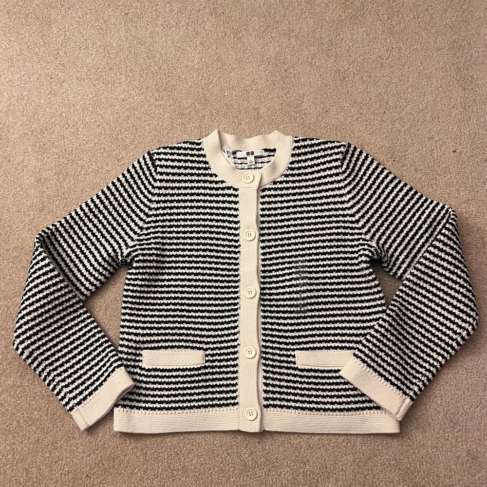 Like new!! Uniqlo Cardigan